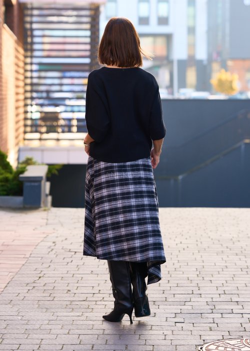 Miękka matowa spódnica damska w kratę Eloween w szaro-czarnej kracie o asymetrycznym rozkloszowanym kroju midi