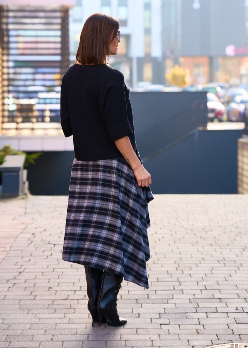 Miękka matowa spódnica damska w kratę Eloween w szaro-czarnej kracie o asymetrycznym rozkloszowanym kroju midi