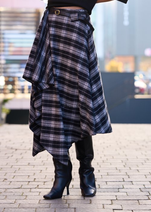 Miękka matowa spódnica damska w kratę Eloween w szaro-czarnej kracie o asymetrycznym rozkloszowanym kroju midi
