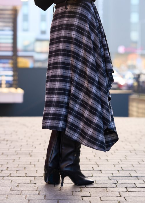 Miękka matowa spódnica damska w kratę Eloween w szaro-czarnej kracie o asymetrycznym rozkloszowanym kroju midi