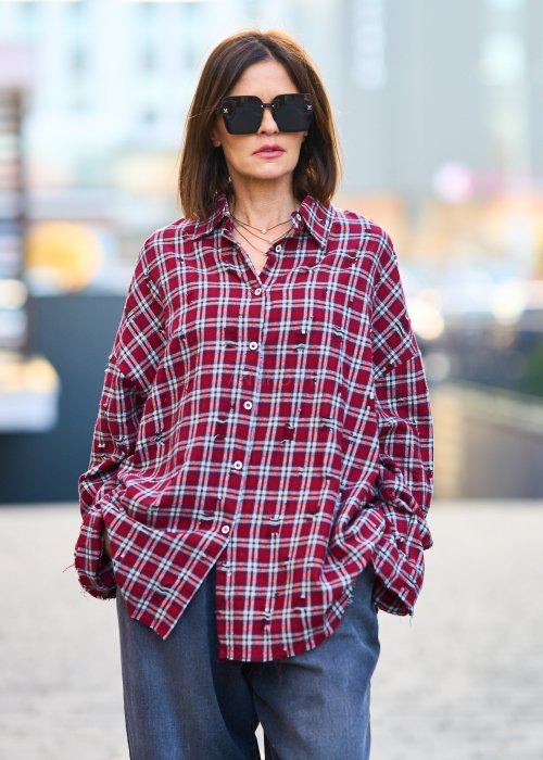 Miękka bawełniana koszula damska Mysten w czerwonej kracie z przetarciami o luźnym oversize’owym kroju