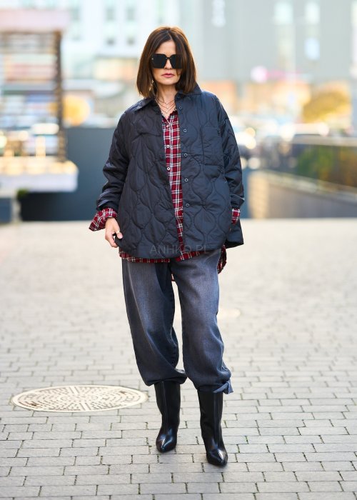 Lekka pikowana kurtka damska Nowilla w jednolitej czerni o oversize’owym koszulowym kroju z kołnierzem i napami