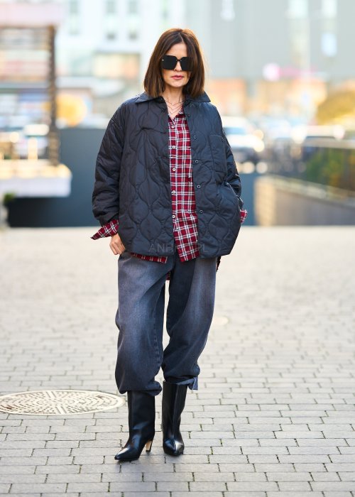 Lekka pikowana kurtka damska Nowilla w jednolitej czerni o oversize’owym koszulowym kroju z kołnierzem i napami