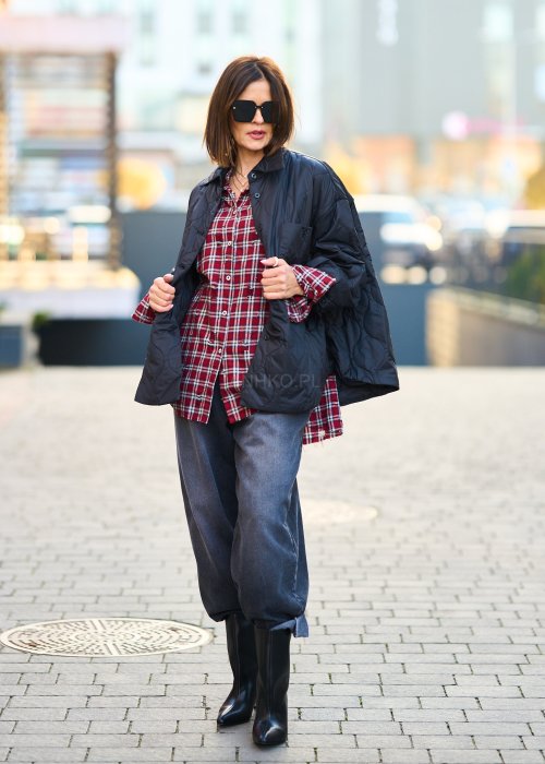 Lekka pikowana kurtka damska Nowilla w jednolitej czerni o oversize’owym koszulowym kroju z kołnierzem i napami