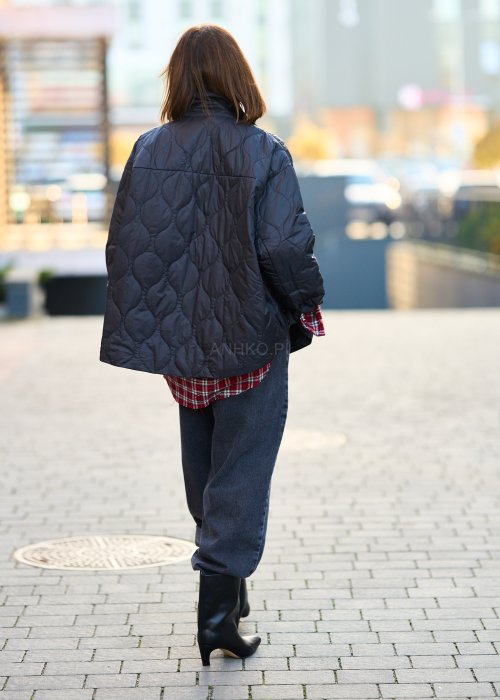 Lekka pikowana kurtka damska Nowilla w jednolitej czerni o oversize’owym koszulowym kroju z kołnierzem i napami