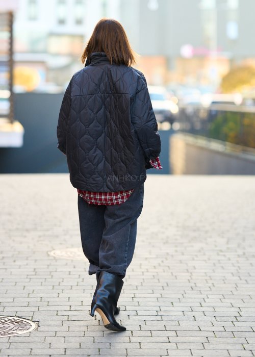 Lekka pikowana kurtka damska Nowilla w jednolitej czerni o oversize’owym koszulowym kroju z kołnierzem i napami