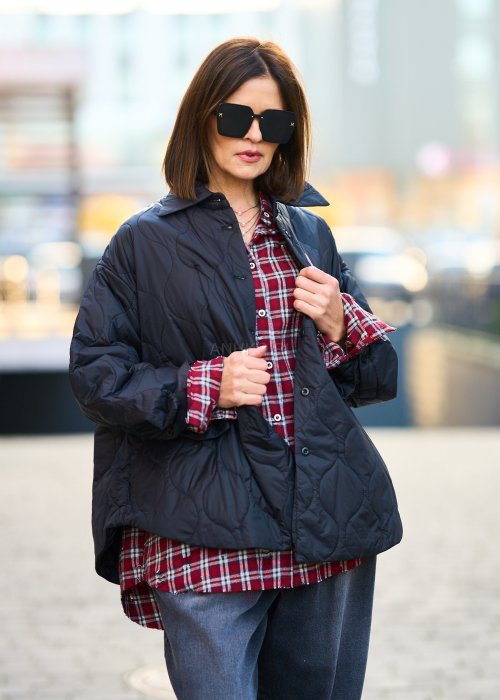 Lekka pikowana kurtka damska Nowilla w jednolitej czerni o oversize’owym koszulowym kroju z kołnierzem i napami