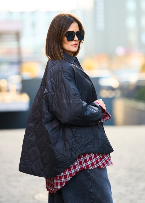 Lekka pikowana kurtka damska Nowilla w jednolitej czerni o oversize’owym koszulowym kroju z kołnierzem i napami