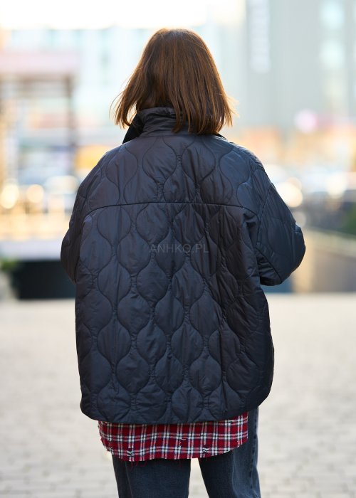 Lekka pikowana kurtka damska Nowilla w jednolitej czerni o oversize’owym koszulowym kroju z kołnierzem i napami