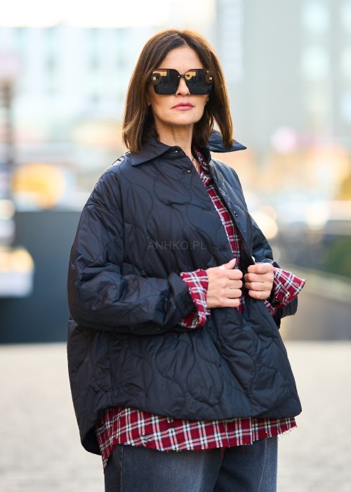 Lekka pikowana kurtka damska Nowilla w jednolitej czerni o oversize’owym koszulowym kroju z kołnierzem i napami