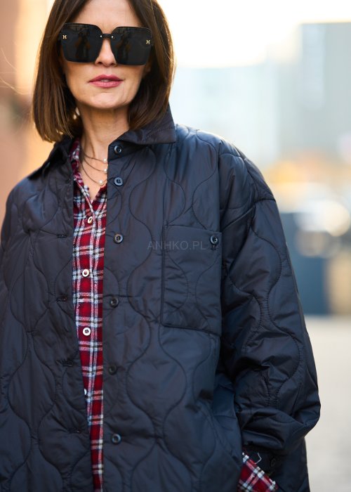 Lekka pikowana kurtka damska Nowilla w jednolitej czerni o oversize’owym koszulowym kroju z kołnierzem i napami