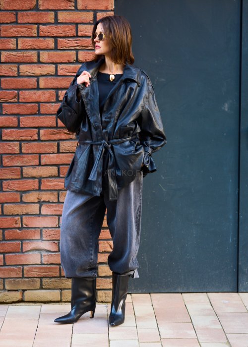 Miękka ekoskórzana kurtka damska Kavress w jednolitej czerni o luźnym oversize’owym kroju z paskiem i szerokim kołnierzem