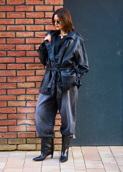 Miękka ekoskórzana kurtka damska Kavress w jednolitej czerni o luźnym oversize’owym kroju z paskiem i szerokim kołnierzem