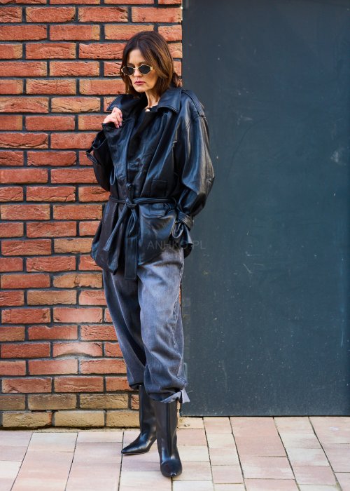 Miękka ekoskórzana kurtka damska Kavress w jednolitej czerni o luźnym oversize’owym kroju z paskiem i szerokim kołnierzem