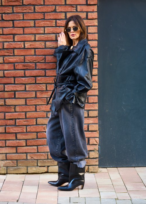 Miękka ekoskórzana kurtka damska Kavress w jednolitej czerni o luźnym oversize’owym kroju z paskiem i szerokim kołnierzem