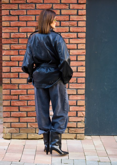 Miękka ekoskórzana kurtka damska Kavress w jednolitej czerni o luźnym oversize’owym kroju z paskiem i szerokim kołnierzem