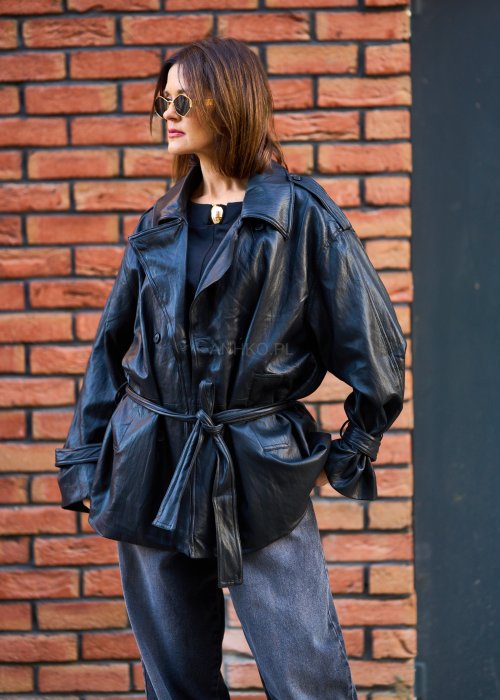 Miękka ekoskórzana kurtka damska Kavress w jednolitej czerni o luźnym oversize’owym kroju z paskiem i szerokim kołnierzem