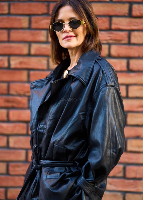 Miękka ekoskórzana kurtka damska Kavress w jednolitej czerni o luźnym oversize’owym kroju z paskiem i szerokim kołnierzem