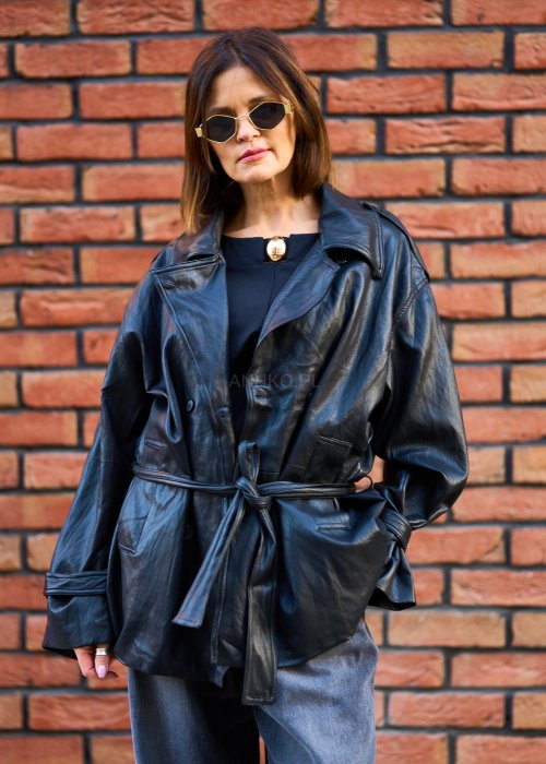 Miękka ekoskórzana kurtka damska Kavress w jednolitej czerni o luźnym oversize’owym kroju z paskiem i szerokim kołnierzem