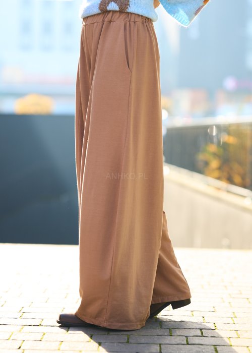 Miękkie dzianinowe spodnie damskie Villan Mor jednolite karmelowe w szerokim kroju palazzo z wysokim stanem