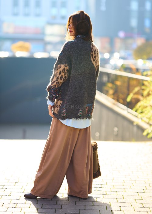 Miękkie dzianinowe spodnie damskie Villan Mor jednolite karmelowe w szerokim kroju palazzo z wysokim stanem