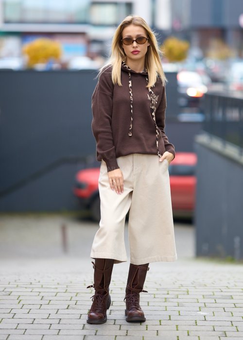 Brązowa bluza damska z nadrukiem Cool Mom Club, kaptur z panterkowymi troczkami, styl miejski