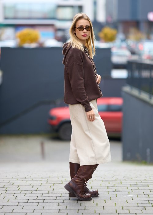 Brązowa bluza damska z nadrukiem Cool Mom Club, kaptur z panterkowymi troczkami, styl miejski