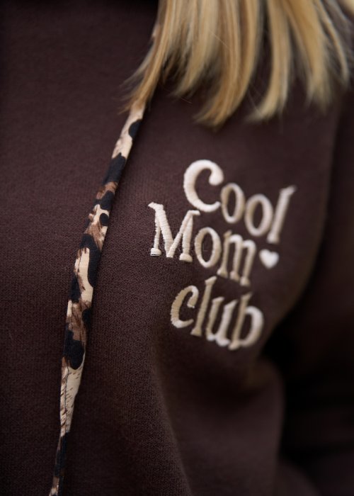 Brązowa bluza damska z nadrukiem Cool Mom Club, kaptur z panterkowymi troczkami, styl miejski