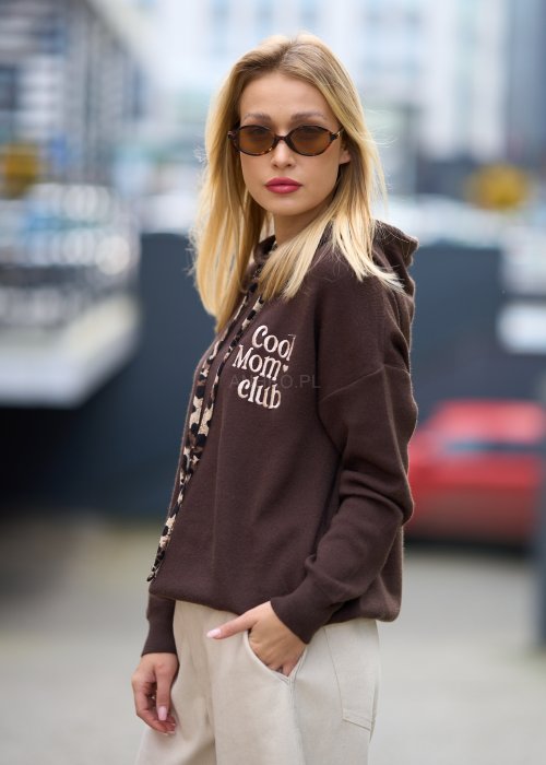 Brązowa bluza damska z nadrukiem Cool Mom Club, kaptur z panterkowymi troczkami, styl miejski