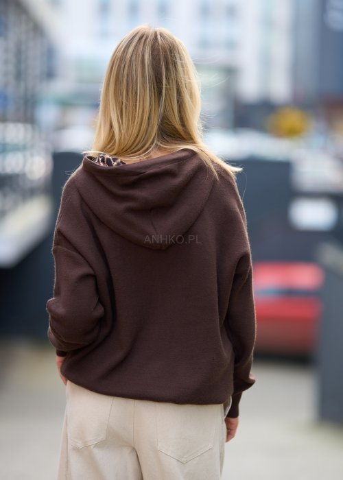 Brązowa bluza damska z nadrukiem Cool Mom Club, kaptur z panterkowymi troczkami, styl miejski