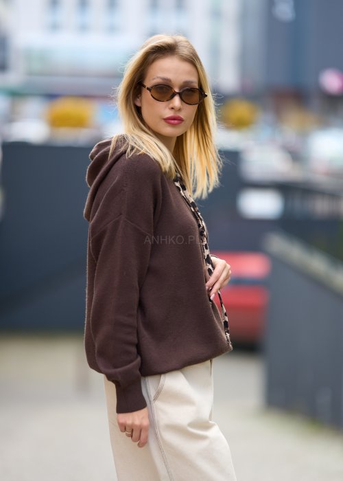 Brązowa bluza damska z nadrukiem Cool Mom Club, kaptur z panterkowymi troczkami, styl miejski