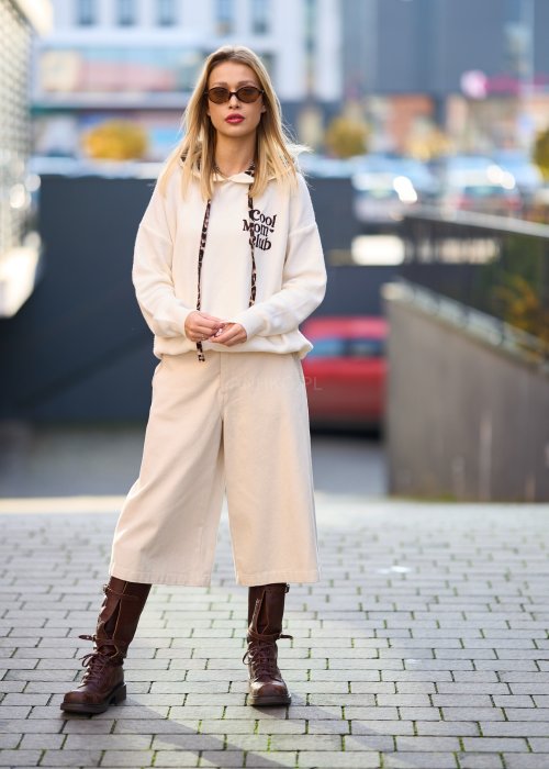 Kremowa bluza damska z napisem Cool Mom Club, kaptur z lamówkami w cętki, bawełniana dzianina