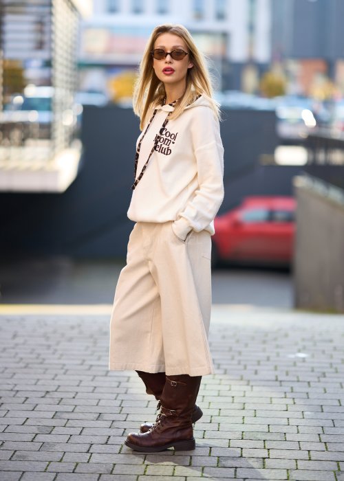 Kremowa bluza damska z napisem Cool Mom Club, kaptur z lamówkami w cętki, bawełniana dzianina