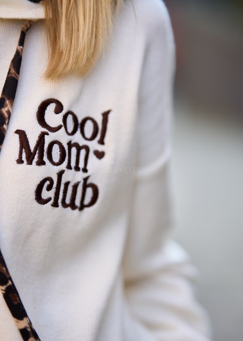 Kremowa bluza damska z napisem Cool Mom Club, kaptur z lamówkami w cętki, bawełniana dzianina