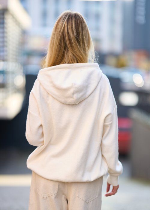 Kremowa bluza damska z napisem Cool Mom Club, kaptur z lamówkami w cętki, bawełniana dzianina