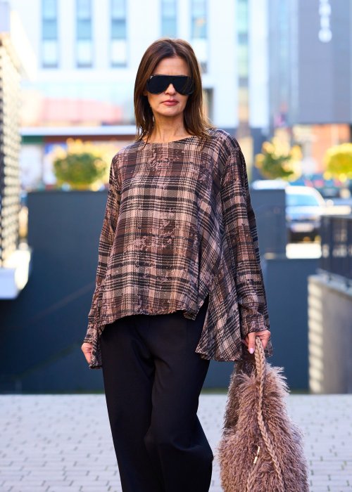 luźna bluzka damska w brązową kratę z asymetrycznym dołem i długim rękawem, styl boho