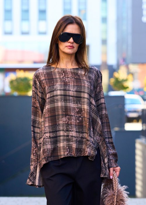 luźna bluzka damska w brązową kratę z asymetrycznym dołem i długim rękawem, styl boho