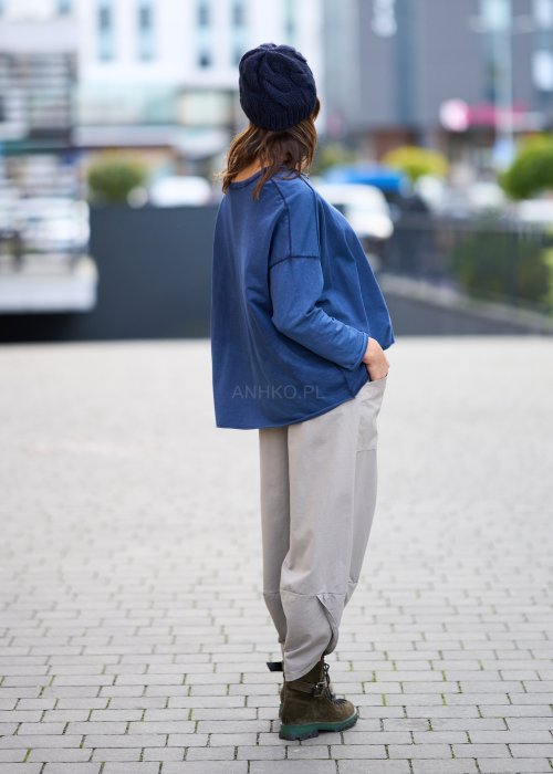 Granatowa bluzka damska z długim rękawem i ozdobną kieszenią na przodzie