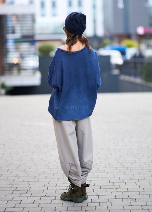 Granatowa bluzka damska z długim rękawem i ozdobną kieszenią na przodzie