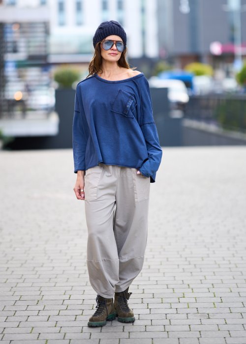 Granatowa bluzka damska z długim rękawem i ozdobną kieszenią na przodzie