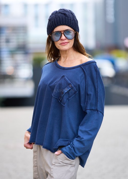 Granatowa bluzka damska z długim rękawem i ozdobną kieszenią na przodzie