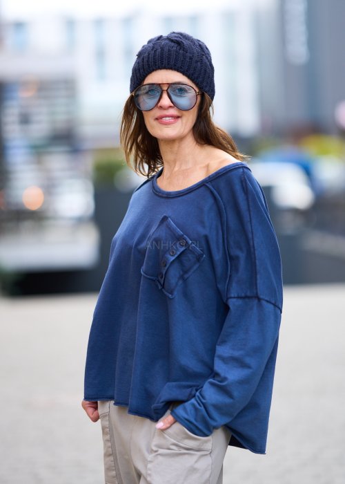 Granatowa bluzka damska z długim rękawem i ozdobną kieszenią na przodzie