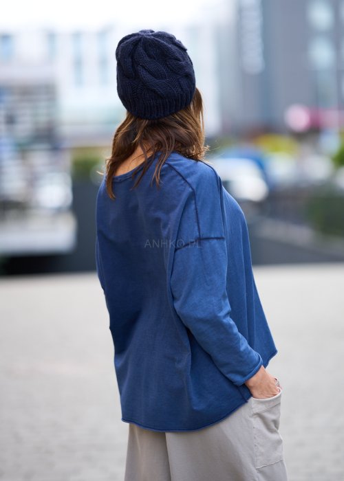 Granatowa bluzka damska z długim rękawem i ozdobną kieszenią na przodzie