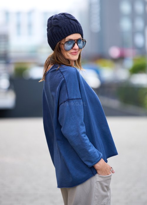 Granatowa bluzka damska z długim rękawem i ozdobną kieszenią na przodzie