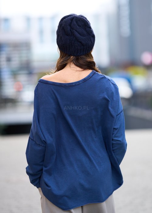 Granatowa bluzka damska z długim rękawem i ozdobną kieszenią na przodzie
