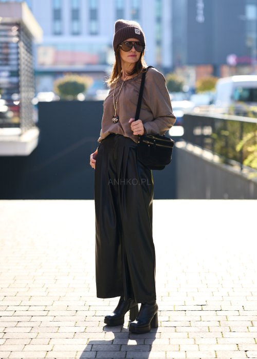 Damska bluzka oversize w kolorze taupe z długim rękawem i dekoltem w serek, wykonana z miękkiej bawełny