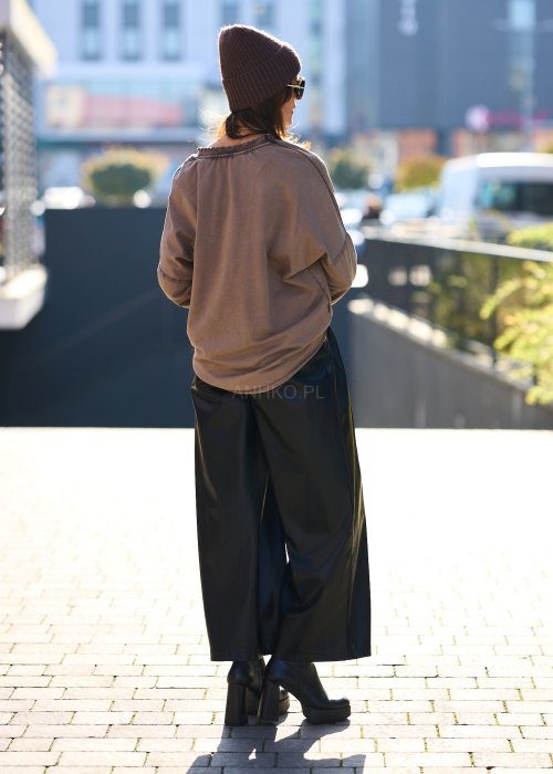 Damska bluzka oversize w kolorze taupe z długim rękawem i dekoltem w serek, wykonana z miękkiej bawełny