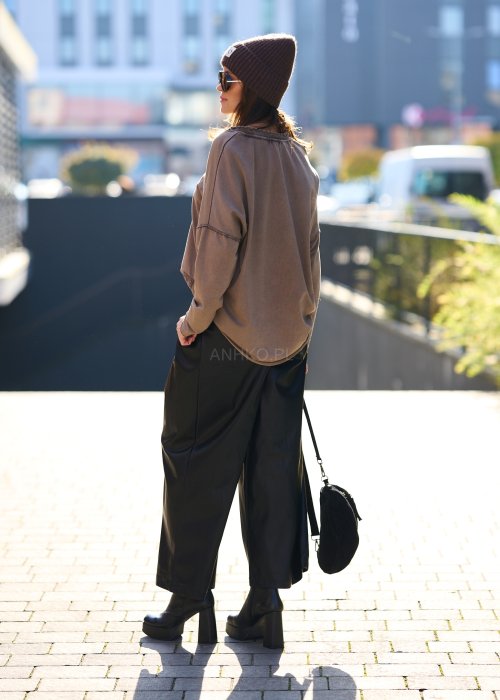 Damska bluzka oversize w kolorze taupe z długim rękawem i dekoltem w serek, wykonana z miękkiej bawełny