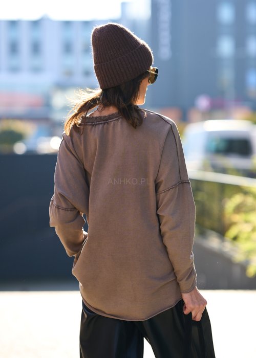 Damska bluzka oversize w kolorze taupe z długim rękawem i dekoltem w serek, wykonana z miękkiej bawełny