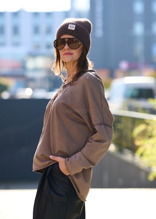 Damska bluzka oversize w kolorze taupe z długim rękawem i dekoltem w serek, wykonana z miękkiej bawełny